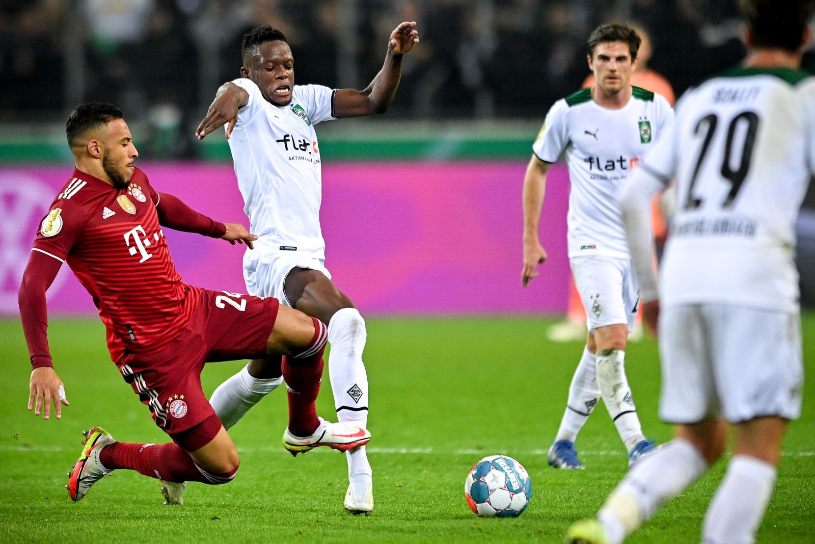 epa09549766 Moenchengladbach's Denis Zakaria (C) in action against Bayern's Corentin Tolisso (L) during the German DFB Cup second round soccer match between Borussia Moenchengladbach and FC Bayern Muenchen at Borussia-Park in Moenchengladbach, Germany, 27 October 2021.  EPA/SASCHA STEINBACH CONDITIONS - ATTENTION: The DFB regulations prohibit any use of photographs as image sequences and/or quasi-video.