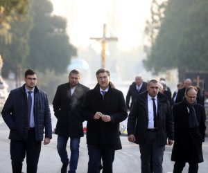 Zagreb, 28.10.2021. - U prigodi blagdana Svih svetih, predsjednik Vlade Andrej Plenković položit će vijence i zapaliti svijeće na Gradskom groblju Mirogoj. Na fotografiji Marko Milić, Andrej Plenković. foto HINA/ Daniel KASAP/ dk