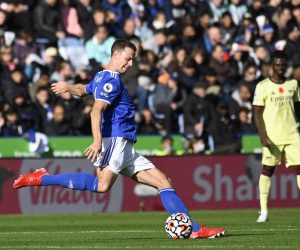 epa09553851 Jonny Evans (L) of Leicester in action during the English Premier League soccer match between Leicester City and Arsenal FC in Leicester, Britain, 30 October 2021.  EPA/STEPHEN CHUNG EDITORIAL USE ONLY. No use with unauthorized audio, video, data, fixture lists, club/league logos or 'live' services. Online in-match use limited to 120 images, no video emulation. No use in betting, games or single club/league/player publications