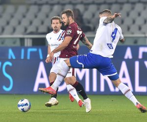 epa09555146 Torino’s Karol Linetty (L) and Sampdoria’s Julian Chabot in action during the Italian Serie A soccer match Torino FC vs UC Sampdoria at Olimpico Grande Torino Stadium in Turin, Italy, 30 october 2021.  EPA/ALESSANDRO DI MARCO - Z63