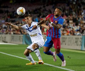 epa09555126 FC Barcelona's striker Memphis Depay (R) vies for the ball with Alaves' midfielder Pere Pons (L) during the Spanish LaLiga soccer match between FC Barcelona and Deportivo Alaves held at Camp Nou stadium in Barcelona, Spain, 30 October 2021.  EPA/Toni Albir