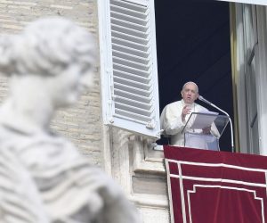 epa09555666 Pope Francis leads the Angelus prayer from the window of his office overlooking Saint Peter's Square in Vatican City, 31 October 2021.  EPA/CLAUDIO PERI