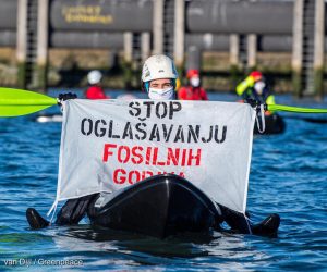 More than 80 Greenpeace Netherlands activists from 12 EU countries are using fossil fuel ads from all over Europe to block the entrance to Shell’s oil refinery. The peaceful protest comes as over 20 organizations launched a European Citizens’ Initiative (ECI) petition today, calling for a new law that bans fossil fuel advertising and sponsorship in the European Union.
Actievoerders uit heel Europa blokkeren samen met Greenpeace Nederland de toegang tot de Tweede Petroleumhaven in Pernis. De vreedzame actie markeert de start van een Europees burgerinitiatief (EBI) waarin wordt opgeroepen tot een wet die reclame voor fossiele brandstoffen in de EU verbiedt.
