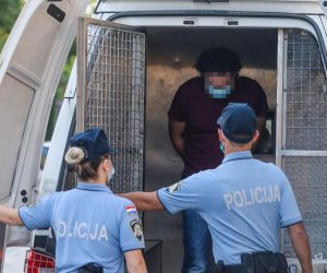 01.10.2021., Pula - Privodjenje roditelja 15-godisnjeg djecaka koji je preminuo u Opcoj bolnici u Puli zbog posljedica zanemarivanja te roditeljske nebrige o njegovu zdravlju. Roditelji su dovedeni na ispitivanje u Zupanijsko drzavno odvjetnistvo. Photo: Srecko Niketic/PIXSELL