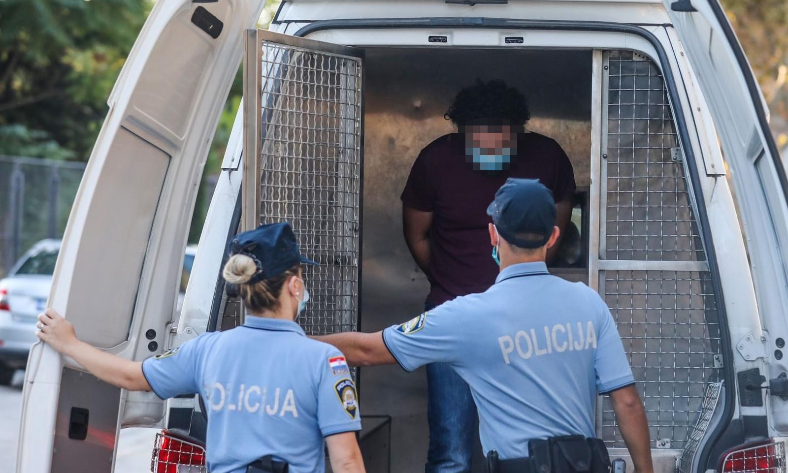 01.10.2021., Pula - Privodjenje roditelja 15-godisnjeg djecaka koji je preminuo u Opcoj bolnici u Puli zbog posljedica zanemarivanja te roditeljske nebrige o njegovu zdravlju. Roditelji su dovedeni na ispitivanje u Zupanijsko drzavno odvjetnistvo. Photo: Srecko Niketic/PIXSELL