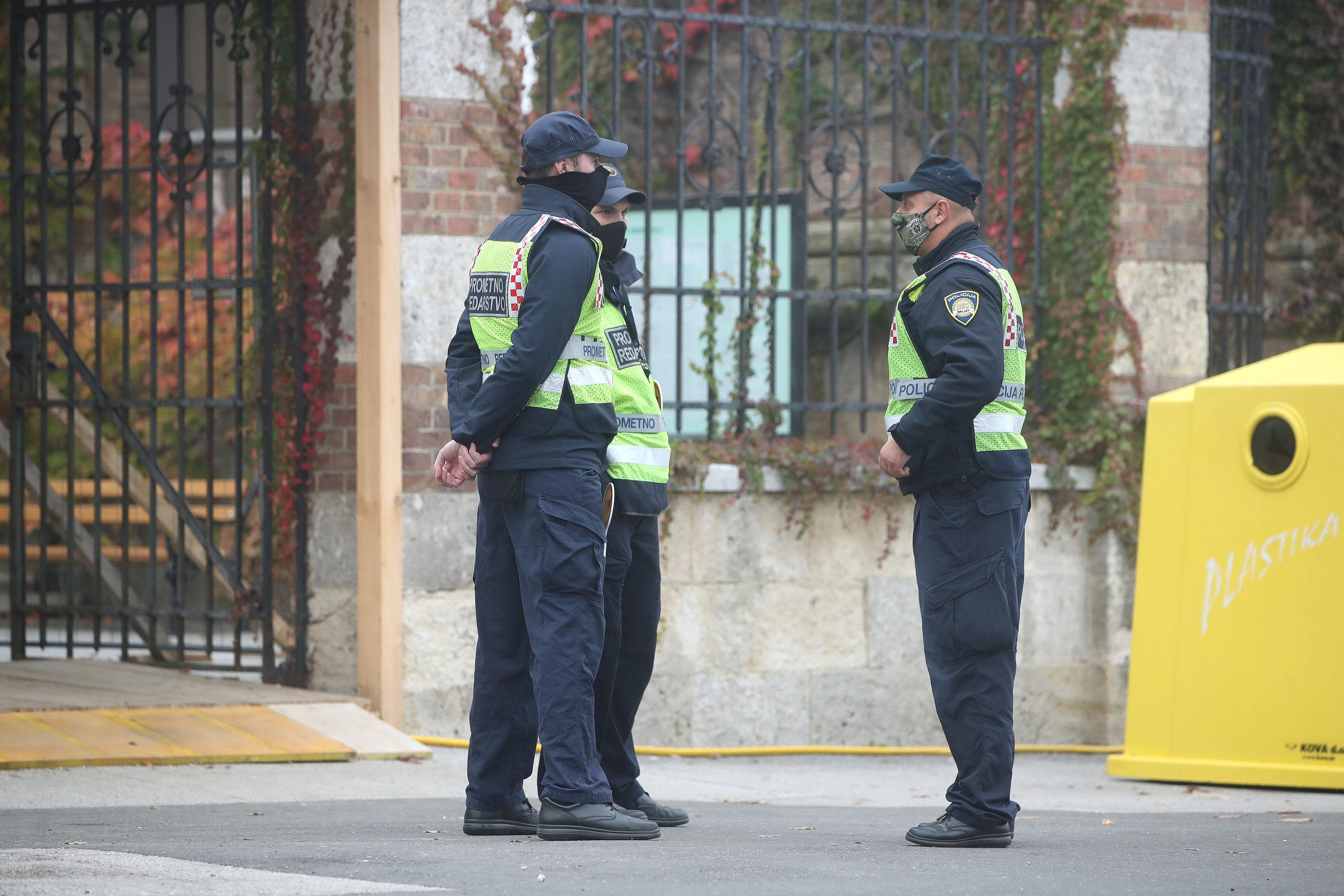 01.11.2020.,  Zagreb  - Covid redari koji osiguravaju provodjenje epidemioloskih mjera na groblju Mirogoj na blagdan Svih svetih.
Photo: Igor Kralj/PIXSELL