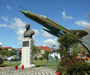 02.05.2020., Gornja Stubica - U Spomen parku Rudolfa Peresina u Gornjoj Stubici polozen je vijenac i zapaljene svijece povodom obiljezavanja 25. obljetnice vojno redarstvene akcije Bljesak i u sjecanje na Rudolfa Peresina, ciji je avion oboren 2. svibnja 1995. godine. Vjenac su zajedno polozili supruga Ljerka, zupan Zeljko Kolar i suborci Rudolafa Peresina. 
Photo: Emica Elvedji/PIXSELL
