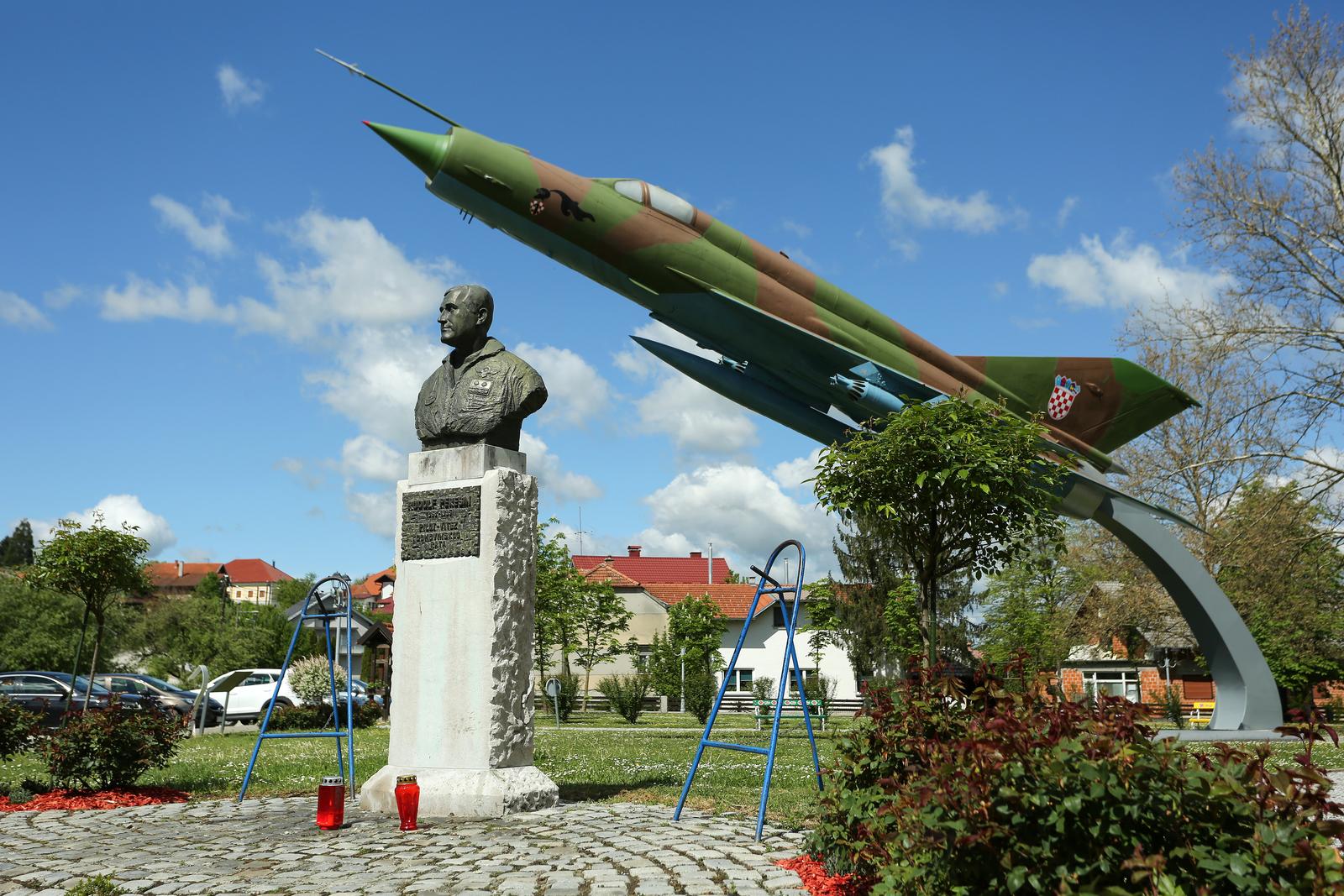 02.05.2020., Gornja Stubica - U Spomen parku Rudolfa Peresina u Gornjoj Stubici polozen je vijenac i zapaljene svijece povodom obiljezavanja 25. obljetnice vojno redarstvene akcije Bljesak i u sjecanje na Rudolfa Peresina, ciji je avion oboren 2. svibnja 1995. godine. Vjenac su zajedno polozili supruga Ljerka, zupan Zeljko Kolar i suborci Rudolafa Peresina. 
Photo: Emica Elvedji/PIXSELL