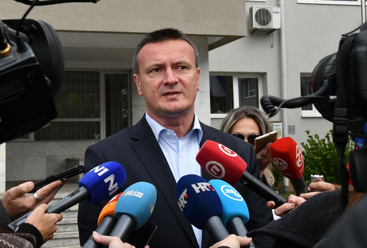 02.11.2019., Slavonski Brod - O novim informacijama vezanim uz isplatu zaostalih placa radnicima "Djure Djakovica" na konferenciji za novinare izvijestiio je zupan Brodsko-posavske zupanije Danijel Marusic.
Photo: Ivica Galovic/PIXSELL
