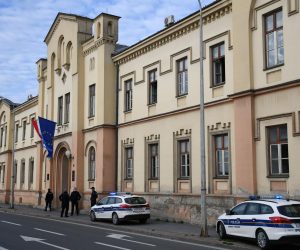 03.11.2020., Bjelovar - Na sudu je zaprimljena dojava o podmetnutoj bombi zbog koje je jutros doslo do evakuacije zgrada Zupanijskog, Opcinskog i Trgovackog suda u Bjelovaru. Detalji o dogadjaju jos nisu poznati jer je policijski ocevid jos u tijeku. 
Photo: Damir Spehar/PIXSELL