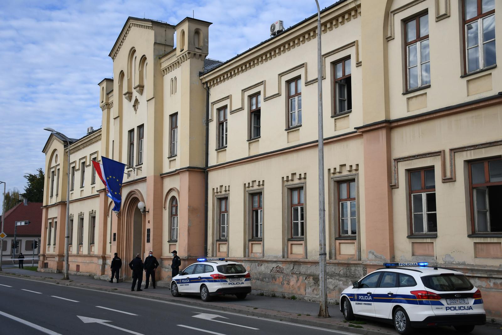 03.11.2020., Bjelovar - Na sudu je zaprimljena dojava o podmetnutoj bombi zbog koje je jutros doslo do evakuacije zgrada Zupanijskog, Opcinskog i Trgovackog suda u Bjelovaru. Detalji o dogadjaju jos nisu poznati jer je policijski ocevid jos u tijeku. 
Photo: Damir Spehar/PIXSELL
