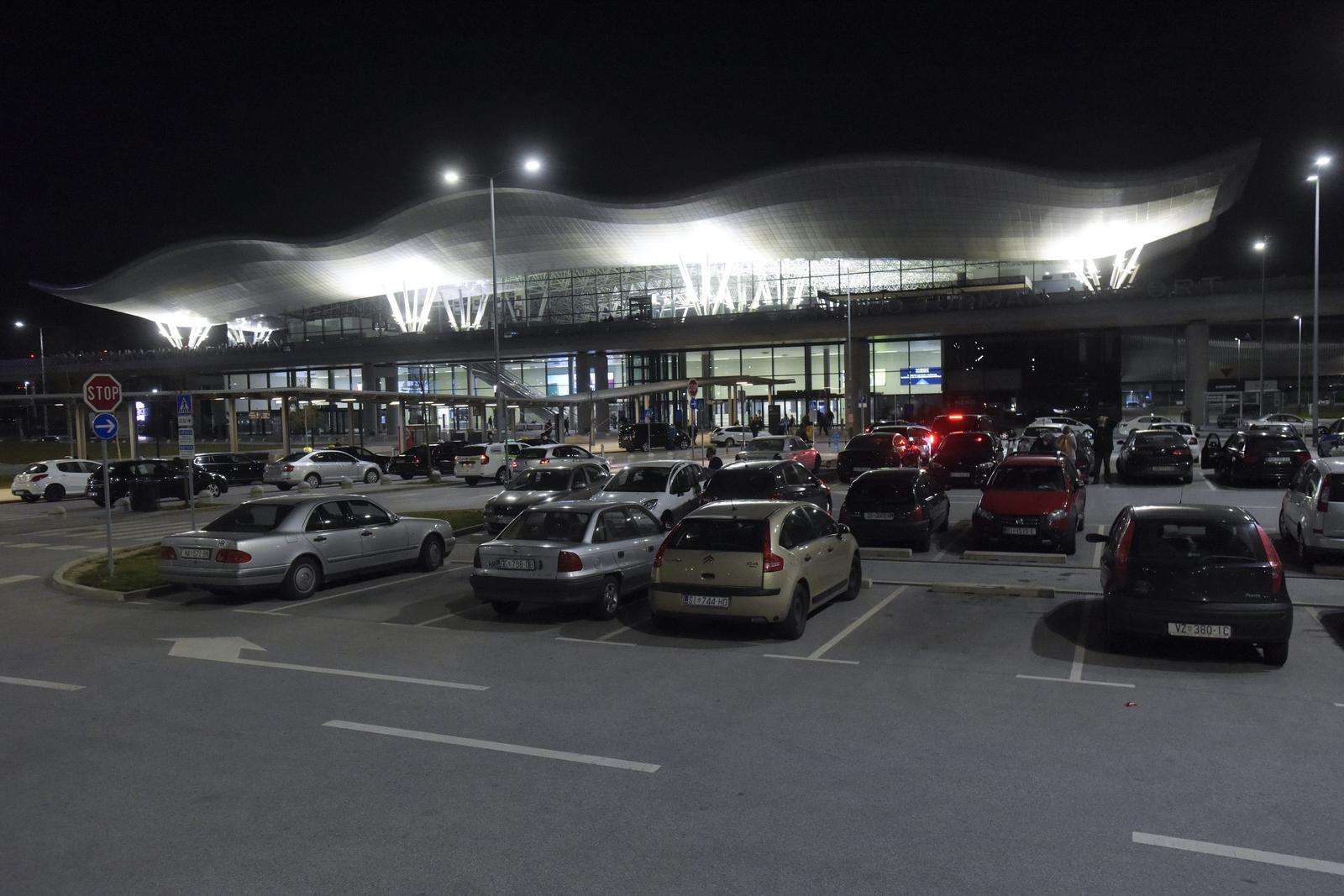 04.04.2020., Medjunarodna zracna luka Zagreb - Franjo Tudjman, Zagreb - Hrvatski drzavljani stigli su izvanrednim komercijalnim repatrijacijskim letovima Croatia Airlinesa iz Portugala, Spanjolske, Italije i Svedske u Zagreb. Croatia Airlines, u koordinaciji s hrvatskom vladom, poslao je zrakoplov Bombardier Q400 koji oko 20 sati sletio u Zagreb. 
Photo: Darko Tomas/CROPIX/POOL/PIXSELL