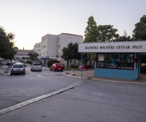 04.10.2021., Split - Ispred KBC Split odrzan je prosvjed podrske onim zdravstvenim radnicima koji se protive uvodenju Covid potvrda u zdravstvo. Prosvjednici su glasnim zvizducima i povicima prekinuli izjavu ravnatelja KBC-a.
Photo: Miroslav Lelas/PIXSELL