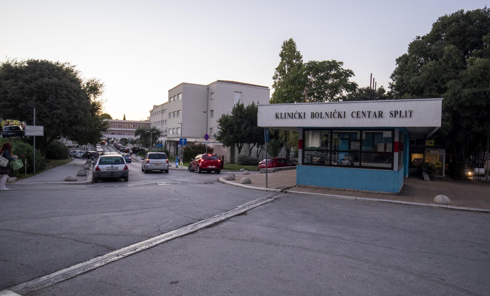 04.10.2021., Split - Ispred KBC Split odrzan je prosvjed podrske onim zdravstvenim radnicima koji se protive uvodenju Covid potvrda u zdravstvo. Prosvjednici su glasnim zvizducima i povicima prekinuli izjavu ravnatelja KBC-a.
Photo: Miroslav Lelas/PIXSELL