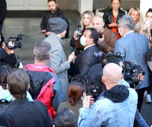 04.10.2021., Zagreb - Ispred KBC-a Zagreb okupili su se djelatnici koji nemaju covid potvrdu, a koja im od danas treba za ulazak na radno mjesto. Medju prosvjednicima zbog uvodjenja potvrda u zdravstvo bili su i neki koji nisu djelatnici bolnice. U zdravstvenom sustavu i ustanovama socijalne skrbi u Hrvatskoj od danas svaki zaposlenik mora imati EU digitalnu covid potvrdu jednako kao i pacijenti, posjetitelji i pratnja pacijentima.
