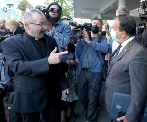 04.10.2021., Zagreb - Ispred KBC-a Zagreb okupili su se djelatnici koji nemaju covid potvrdu, a koja im od danas treba za ulazak na radno mjesto. Medju prosvjednicima zbog uvodjenja potvrda u zdravstvo bili su i neki koji nisu djelatnici bolnice.