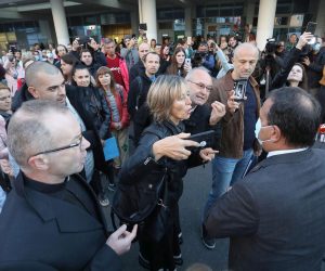 04.10.2021., Zagreb - Ispred KBC-a Zagreb okupili su se djelatnici koji nemaju covid potvrdu, a koja im od danas treba za ulazak na radno mjesto. Medju prosvjednicima zbog uvodjenja potvrda u zdravstvo bili su i neki koji nisu djelatnici bolnice.
