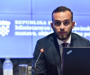 4.10.2021., Zagreb - Ministar rada, mirovinskoga sustava, obitelji i socijalne politike Josip Aladrovc održao je u NSK prezentaciju  na temu Reforma sustava socijalne skrbi.
photo: Davorin Visnjic/Pixsell