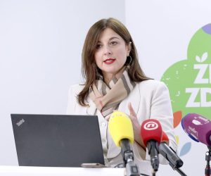 04.10.2021., Zagreb - U sklopu projekta Zivjeti zdravo Hrvatskog zavoda za javno zdravstvo, voditeljica projekta Sanja Music Milanovic, ppredstavila je u HZJZ-u Poligone za tjelesnu aktivnost skolske djece. Nakon predstavljanja, ucenici iz podrucne skole Ceško Selo, OS Mate Lovraka iz Petrinje uz istaknute sportase Dina Radju, Martina Sinkovica, Nikolinu Cacic, Darija Simica, Dubravka Simenca, te kineziologa i trenera Marija Mlinarica, na travnjaku ispred Zavoda demonstrirali su koristenje poligona.
Photo: Patrik Macek/PIXSELL