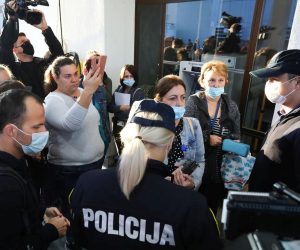 05.10.2021., Zagreb - Ispred KBC Zagreb i jutros se okupila manja skupina prosvjednika zbog covid potvrda koje su od jucer obavezne za sve djelatnike u zdravstvu.