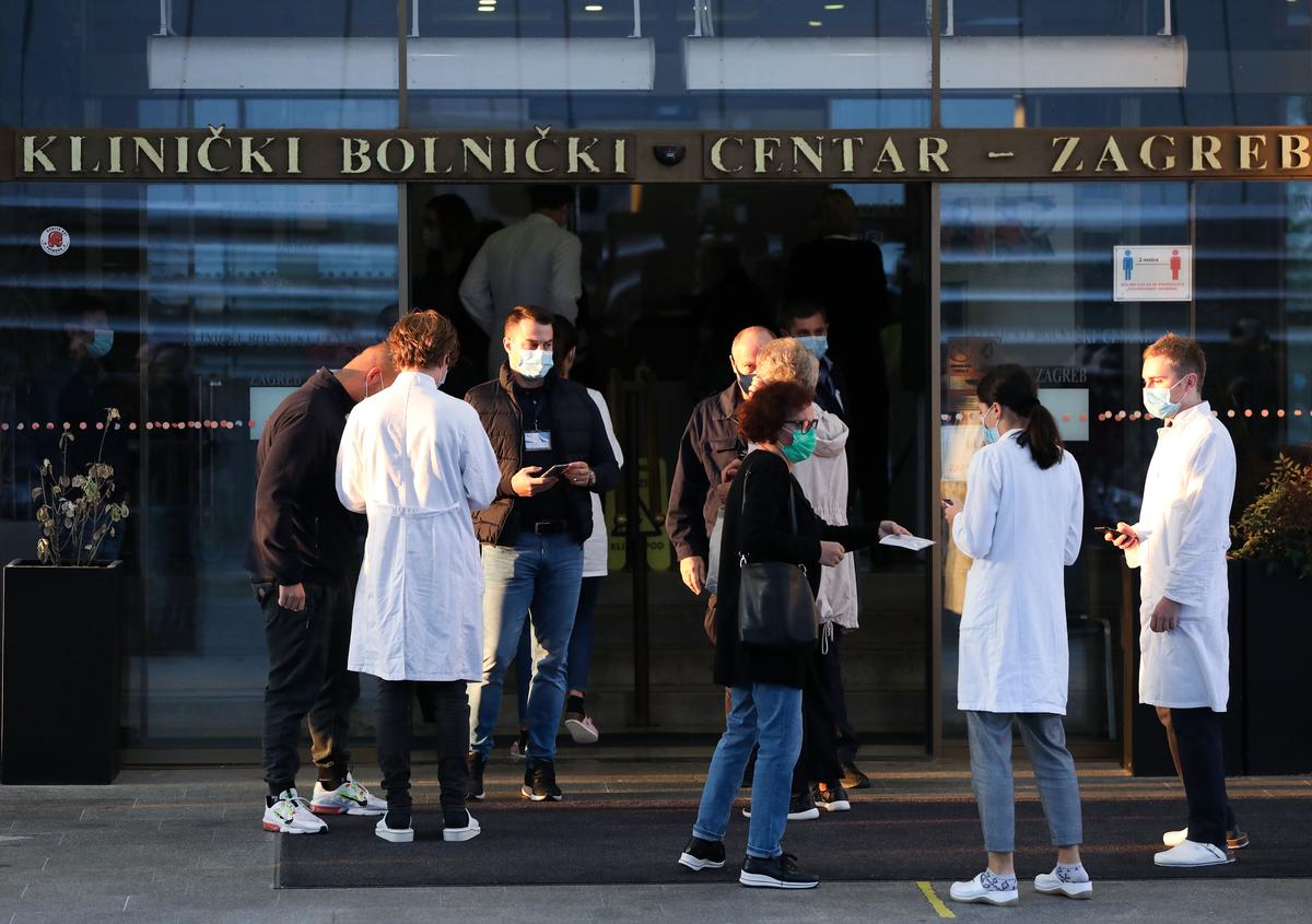 05.10.2021., Zagreb - Ispred KBC Zagreb i jutros se okupila manja skupina prosvjednika zbog covid potvrda koje su od jucer obavezne za sve djelatnike u zdravstvu.