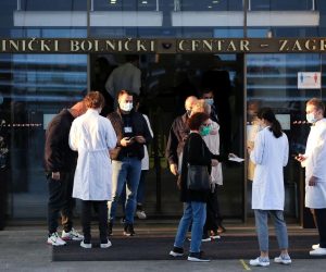 05.10.2021., Zagreb - Ispred KBC Zagreb i jutros se okupila manja skupina prosvjednika zbog covid potvrda koje su od jucer obavezne za sve djelatnike u zdravstvu.