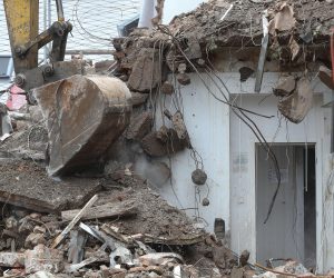 06.08.2020., Zagreb - Bageri nastavili s rusenjem zgrade u Petrinjskoj ulici. Zgrada je predvidjena za rusenje i prije potresa. Iako nema veze s potresom ovakva sudbina ceka mnoge zgrade u centru koje su stradale u potresu. Photo: Zeljko Lukunic/PIXSELL