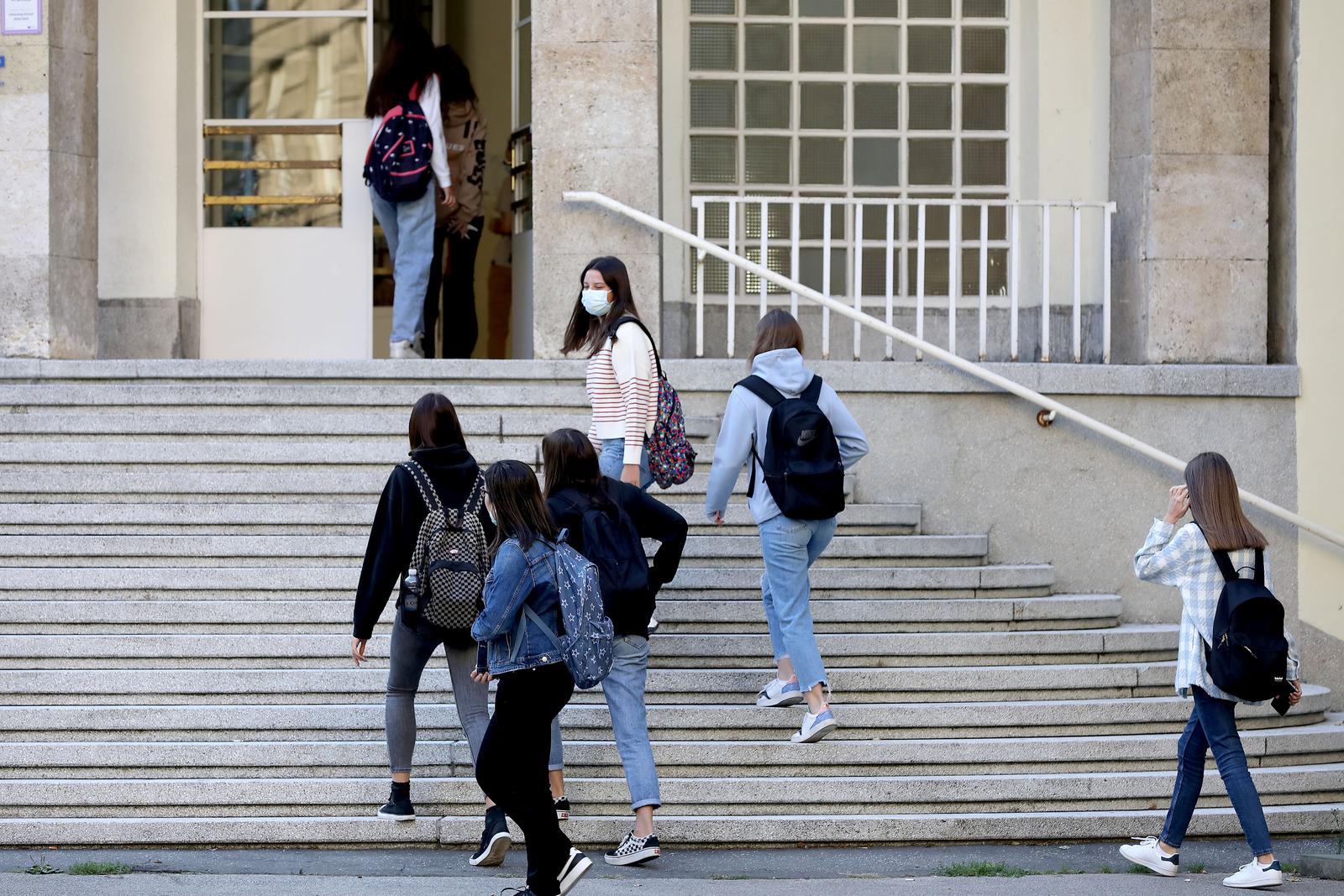 06.09.2021., Zagreb - Za oko 460 tisuca ucenika osnovnih i srednjih skola u Hrvatskoj danas je pocela nova skolska godina. Nastava ce se odrzavati u razredima, uz blaze epidemioloske mjere nego dosad i maske u situacijama kada se ne moze osigurati siguran razmak.
Photo: Patrik Macek/PIXSELL