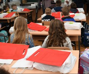 06.09.2021., Grubisno Polje - Skolarci su se vratili u skolske klupe, a prvi dan nastave u novoj skolskoj godini poceo je pod epidemioloskim uvjetima. Kod osnovaca ucenici razredne nastave ne moraju nositi maske dok visi razredi i srednjoskolci moraju, a prvasici nisu obvezni imati maske, no mogu ih nositi.  Zupan Marko Marusic sa suradnicima posjetito je Osnovnu skolu Ivana Nepomuka Jemersica u Grubisnom Polju i tom prilikom obisao i pozdravio ucenike prvih razreda.  
Photo:Damir Spehar/PIXSELL