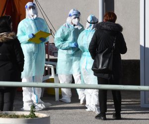 07.04.2021., Sibenik - Bez guzvi na testiranju na koronavirus ispred sibenske opce bolnice.
Photo: Hrvoje Jelavic/PIXSELL