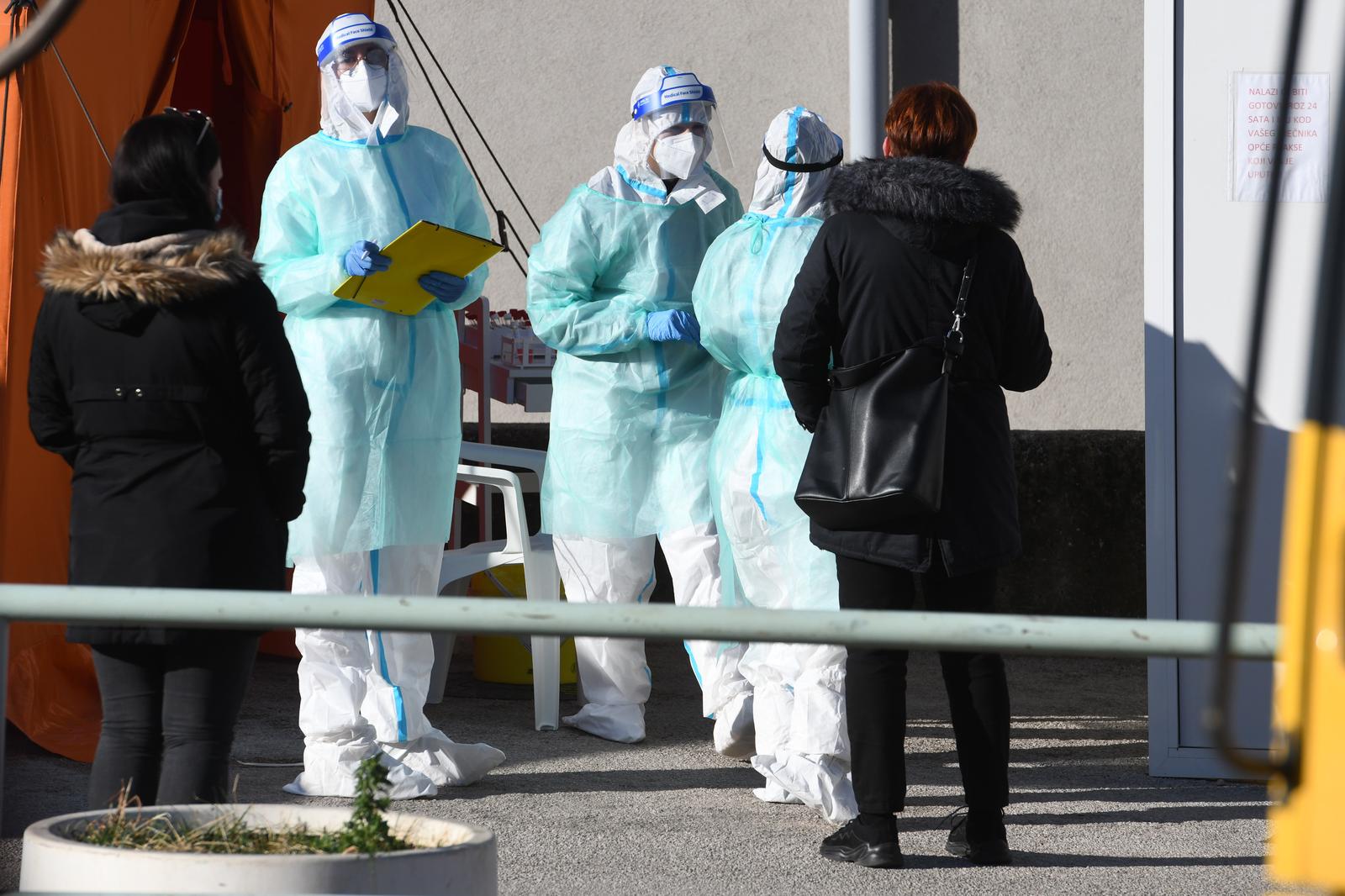 07.04.2021., Sibenik - Bez guzvi na testiranju na koronavirus ispred sibenske opce bolnice.
Photo: Hrvoje Jelavic/PIXSELL