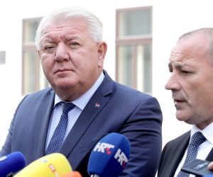 07.10.2019., Zagreb - Predsjednik HVIDRA-e Josip Djakic i ministar branitelja Tomo Medved dali su izjavu medijima nakon sastanka u Banskim dvorima. Photo: Patrik Macek/PIXSELL
