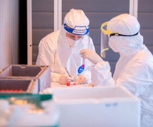 7.12.2020.  Rijeka - Broj hospitaliziranih u KBC-u Rijeka tijekom vikenda porastao je za 20 posto. Testiranje gradjana ispred Doma Zdravlja u Rijeci.Photo: PIXSELL