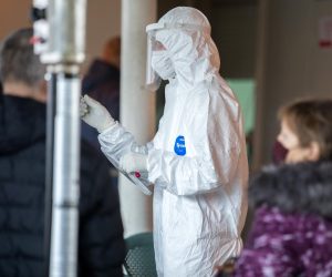 7.12.2020.  Rijeka - Broj hospitaliziranih u KBC-u Rijeka tijekom vikenda porastao je za 20 posto. Testiranje gradjana ispred Doma Zdravlja u Rijeci.Photo: PIXSELL