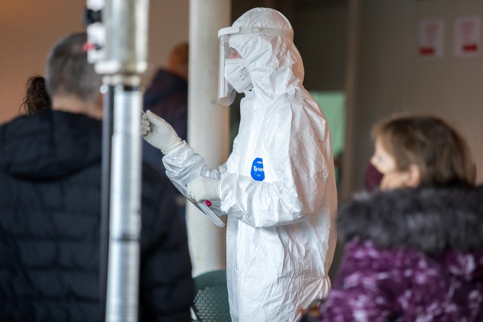 7.12.2020.  Rijeka - Broj hospitaliziranih u KBC-u Rijeka tijekom vikenda porastao je za 20 posto. Testiranje gradjana ispred Doma Zdravlja u Rijeci.Photo: PIXSELL