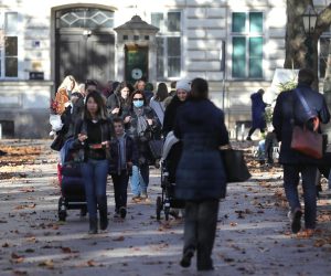 07.12.2020., Zagreb - Zrinjevac. Gradska svakodnevica u sredistu grada u doba pandemije koronavirusa. Na Zrinjevcu se trazi klupa viska. Gradjani su iskoristili zatopljenje te zauzeli sve klupe u predivnom parku Zrinjevac te uzivali na suncu i u najdrazem napitku. Photo: Sanjin Strukic/PIXSELL