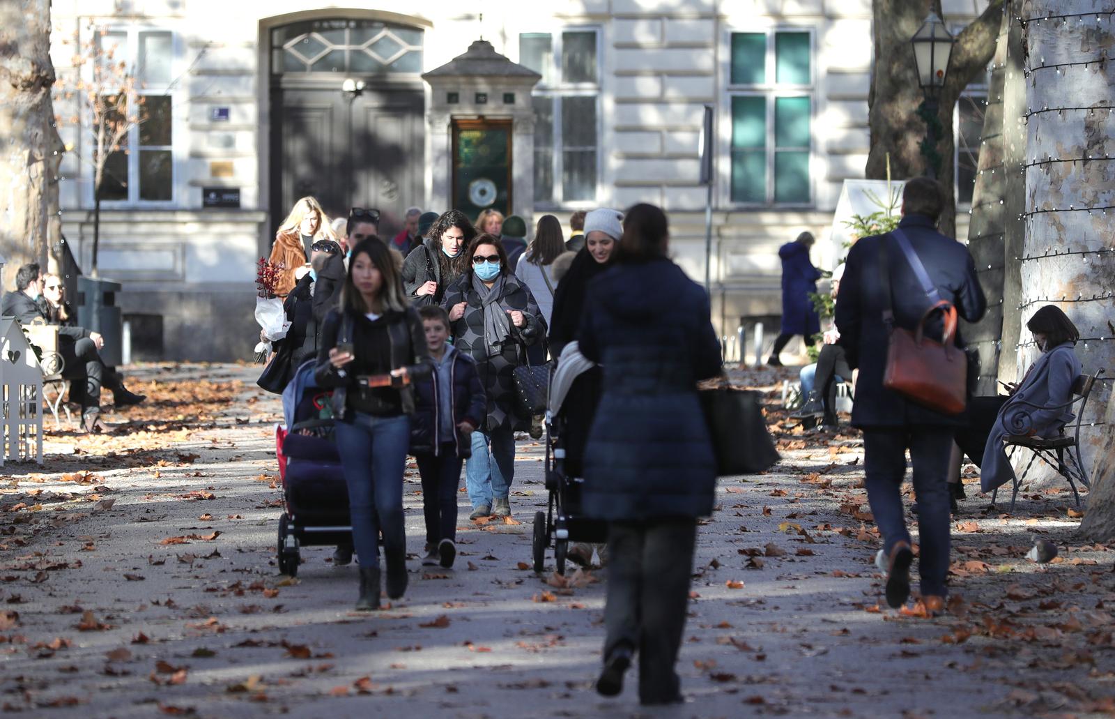 07.12.2020., Zagreb - Zrinjevac. Gradska svakodnevica u sredistu grada u doba pandemije koronavirusa. Na Zrinjevcu se trazi klupa viska. Gradjani su iskoristili zatopljenje te zauzeli sve klupe u predivnom parku Zrinjevac te uzivali na suncu i u najdrazem napitku. Photo: Sanjin Strukic/PIXSELL
