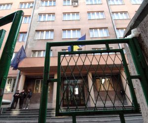 11.10.2008., Sarajevo, BiH - Federalni MUP. Osumnjicena trojka za podmetanje eksplozivne naprave u trgovackom centru FIS u vitezu ptivedena je na saslusanje u prostorije federalnog MUP-a odakle su prebaceni policijskim vozilima u drzavno tuziteljstvo suda BiH.
Photo: Zvonimir Coric/Vecernji list