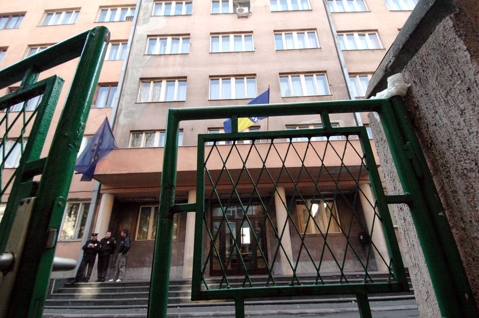 11.10.2008., Sarajevo, BiH - Federalni MUP. Osumnjicena trojka za podmetanje eksplozivne naprave u trgovackom centru FIS u vitezu ptivedena je na saslusanje u prostorije federalnog MUP-a odakle su prebaceni policijskim vozilima u drzavno tuziteljstvo suda BiH.
Photo: Zvonimir Coric/Vecernji list