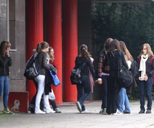 12.11.2008.,Zagreb - Povodom price o pojavljivanju djecje droge u Hrvatskim skolama, novinar 24 sata Marko Dejanovic razgova sa ucenicima gradjevinske skole u Novom Zagrebu. Ucenice ispred Prve gimnazije, Av.Dubrovnik 36.
Photo: Davor Puklavec/24sata