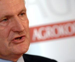 01.12.2009., Zagreb - Uprava Agrokora odrzala je izvanrednu press konferenciju. Tvrtka Agrokor izdala je na europsko trziste kapitala obveznice vrijedne 400 milijuna eura, na rok od sedam godina, uz kupon od 10 posto. Sredstva ce se koristiti za refinanciranje financijskih obveza Agrokora i unapredenje ukupne financijske pozicije. Ivica Todoric, predjednik Agrokor koncerna. 
Photo: Marko Prpic/PIXSELL