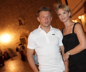 10.07.2010., Stara gradska luka, Dubrovnik - Ivica Olic sa suprugom Natali i s jos jednim parom vecerali su u restoranu Poklisar u staroj gradskoj luci. Odsjeli su u hotelu Excelsior i svaki dan su na izletu po okolnim otocima.
Photo: Grgo Jelavic/PIXSELL