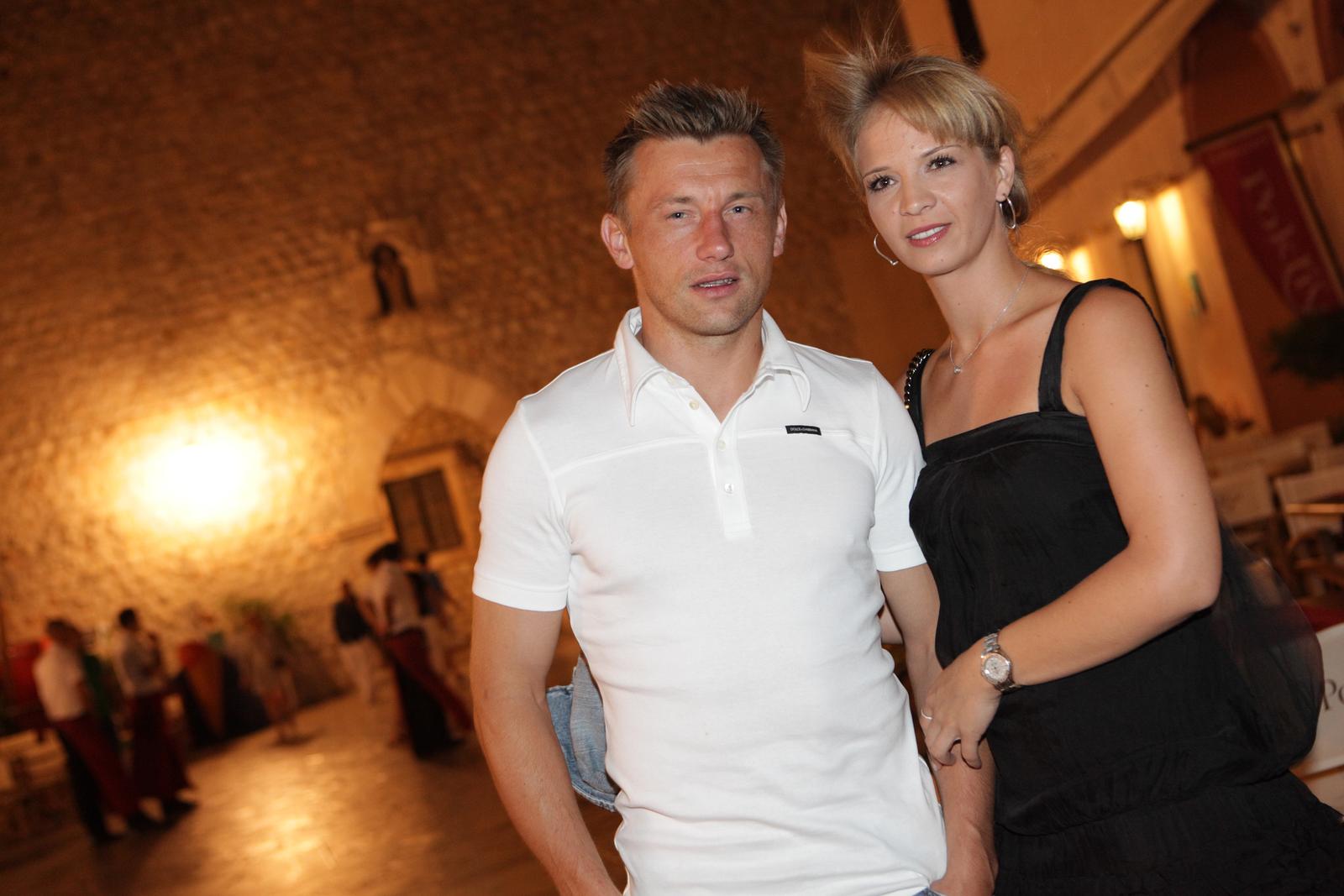 10.07.2010., Stara gradska luka, Dubrovnik - Ivica Olic sa suprugom Natali i s jos jednim parom vecerali su u restoranu Poklisar u staroj gradskoj luci. Odsjeli su u hotelu Excelsior i svaki dan su na izletu po okolnim otocima.
Photo: Grgo Jelavic/PIXSELL