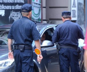 07.08.2010., Zagreb - Prometna policija zaustavila je pjevaca Akija Rahimovskog u Teslinoj ulici. Nakon rutinske kontrole dokumenata policajac je pustio Rahimovskog da ode iako je promet Teslinom ulicom preko vikenda zabranjen od 9-24 sata.
Photo: Davor Puklavec/PIXSELL