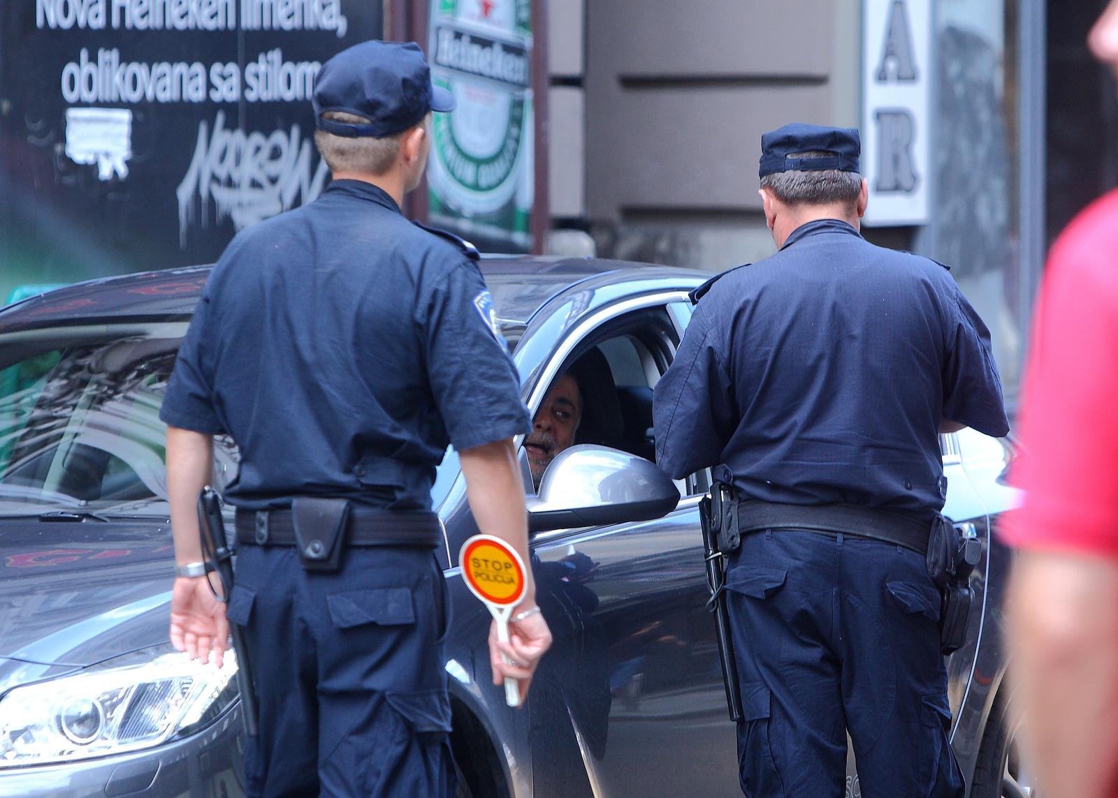07.08.2010., Zagreb - Prometna policija zaustavila je pjevaca Akija Rahimovskog u Teslinoj ulici. Nakon rutinske kontrole dokumenata policajac je pustio Rahimovskog da ode iako je promet Teslinom ulicom preko vikenda zabranjen od 9-24 sata.
Photo: Davor Puklavec/PIXSELL