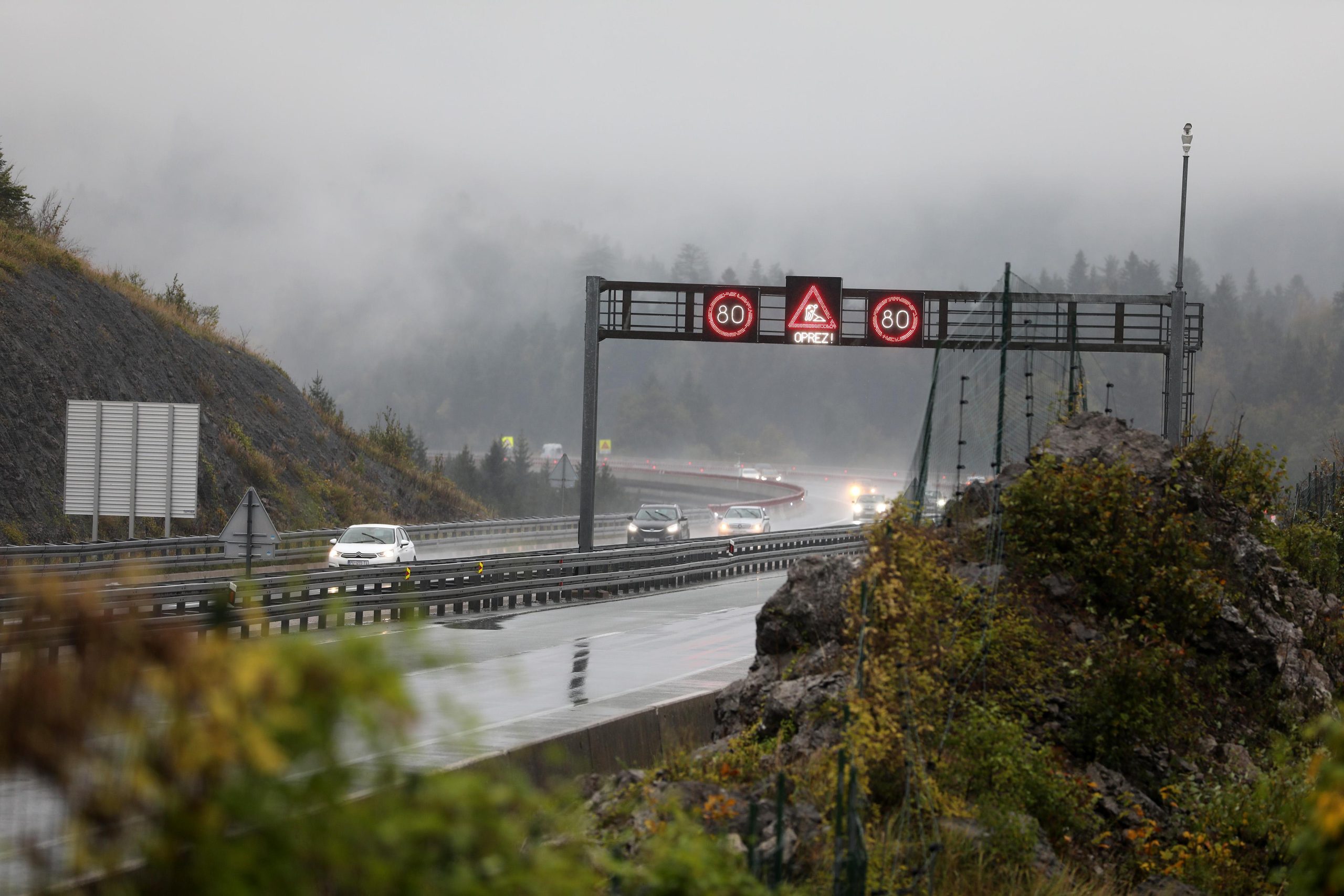 10.10.2021., Delnice - Kisa, magla i vjetar otezavaju promet na autocesti A6 Rijeka-Zagreb.