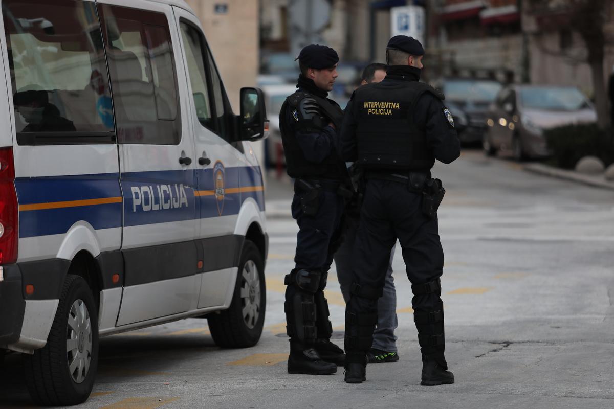 11.01.2021., Split - Na godisnjicu trostrukog ubojstva upaljene su svijece i postavljeno je cvijece na Sperunu uz preventivne policijske snage u gradu. 
Photo: Ivo Cagalj/PIXSELL