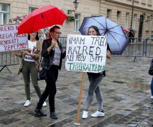 11.07.2018., Zagreb- Prije pocetka saborske sjednice na kojoj bi se danas danas trebalo raspravljati o izmjenama i dopunama Zakona o odgoju i obrazovanju u osnovnoj i srednjoj skoli na Trgu svetog Marka prosvjedovali su ucitelji.

Photo: Patrik Macek/PIXSELL