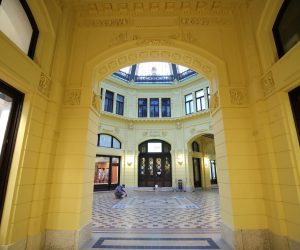11.10.2021., Zagreb - prolaz Oktogon. Radovi u popularanom prolazu Oktogon polako se privode kraju. Tako i voja vrijedan radnik pomno sanira i zadnje detalje na podu.
