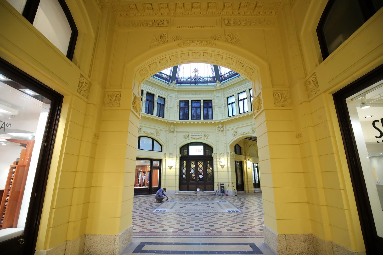 11.10.2021., Zagreb - prolaz Oktogon. Radovi u popularanom prolazu Oktogon polako se privode kraju. Tako i voja vrijedan radnik pomno sanira i zadnje detalje na podu.